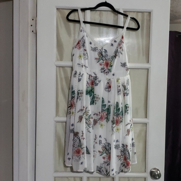 NWT! Floral dress with crochet accents - Picture 2 of 7
